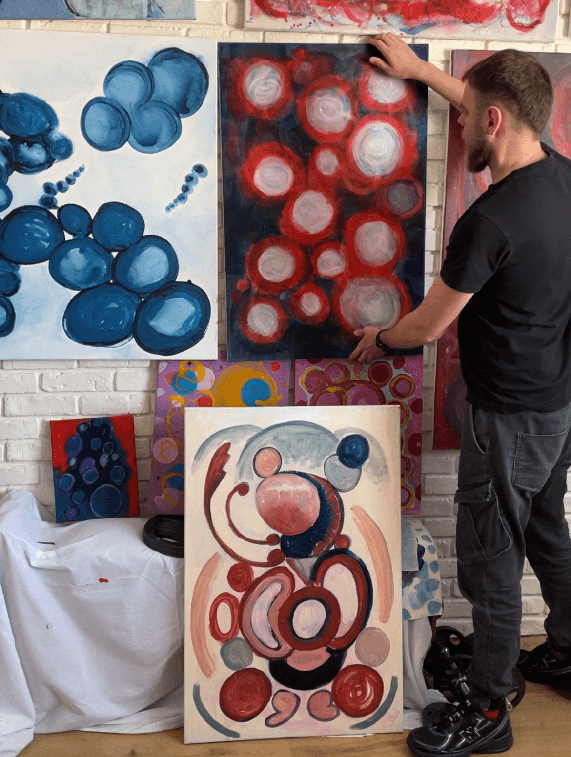 Matúš Novak v ateliéri, projekt Bunky Matúš Novak v ateliéri, projekt Bunky, slovenský maliar, originálne obrazy